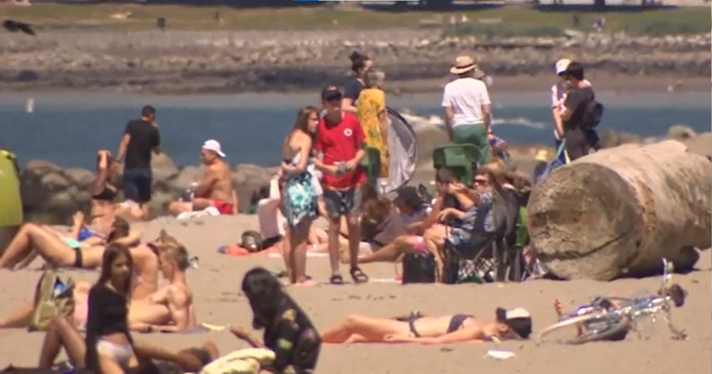 Pessoas em praia de British Columbia, no Canadá, durante onda de calor