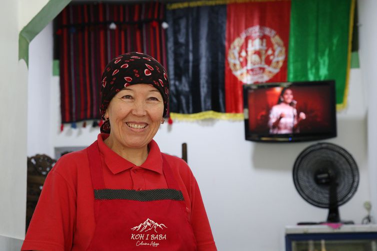 São Paulo, 09/03/2023, A cozinheira afegão da etnia Hazara, Raihana Ibrahimi, tem com o marido o restaurante Koh I Baba, na Liberdade. Foto: Rovena Rosa/Agência Brasil